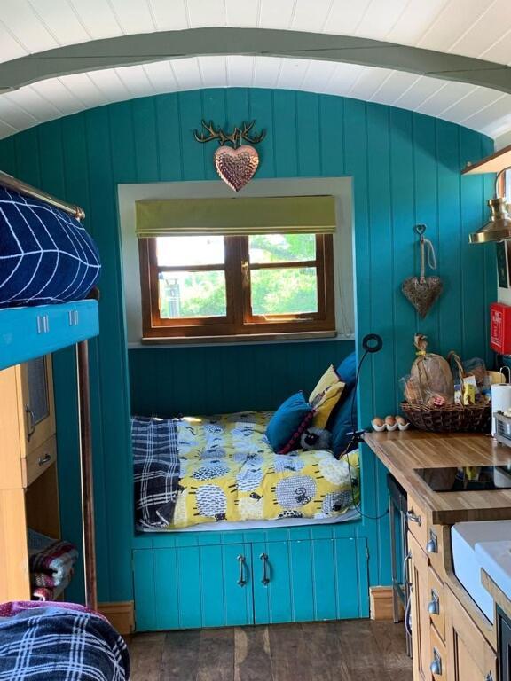 Shepherds Hut With Scandinavian Hot Tub And Hydromassager Sway 外观 照片
