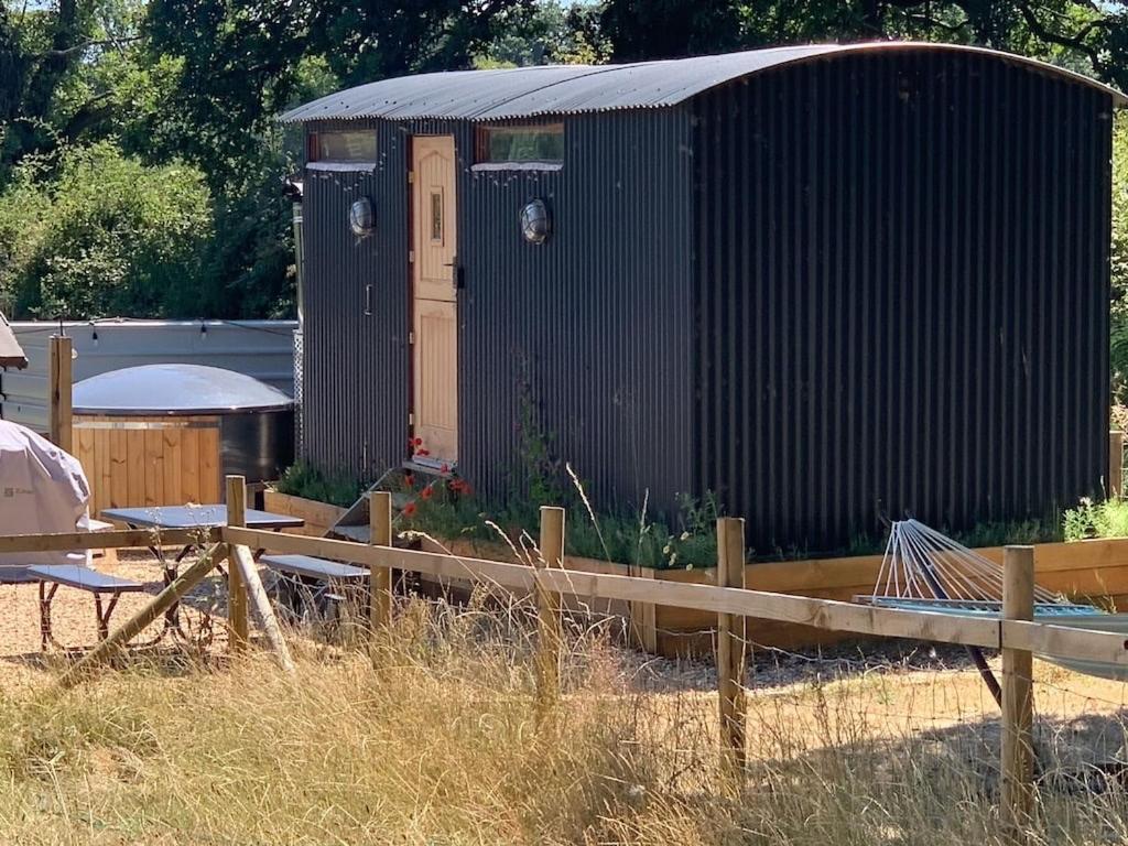 Shepherds Hut With Scandinavian Hot Tub And Hydromassager Sway 外观 照片