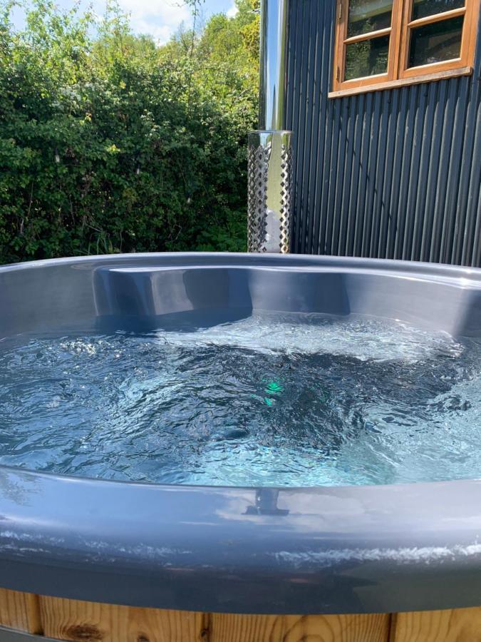 Shepherds Hut With Scandinavian Hot Tub And Hydromassager Sway 外观 照片