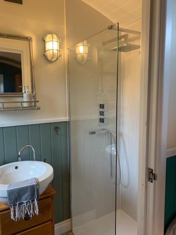 Shepherds Hut With Scandinavian Hot Tub And Hydromassager Sway 外观 照片