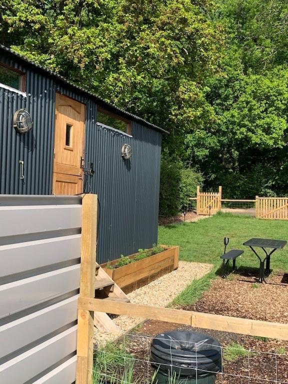 Shepherds Hut With Scandinavian Hot Tub And Hydromassager Sway 外观 照片