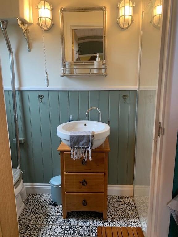 Shepherds Hut With Scandinavian Hot Tub And Hydromassager Sway 外观 照片